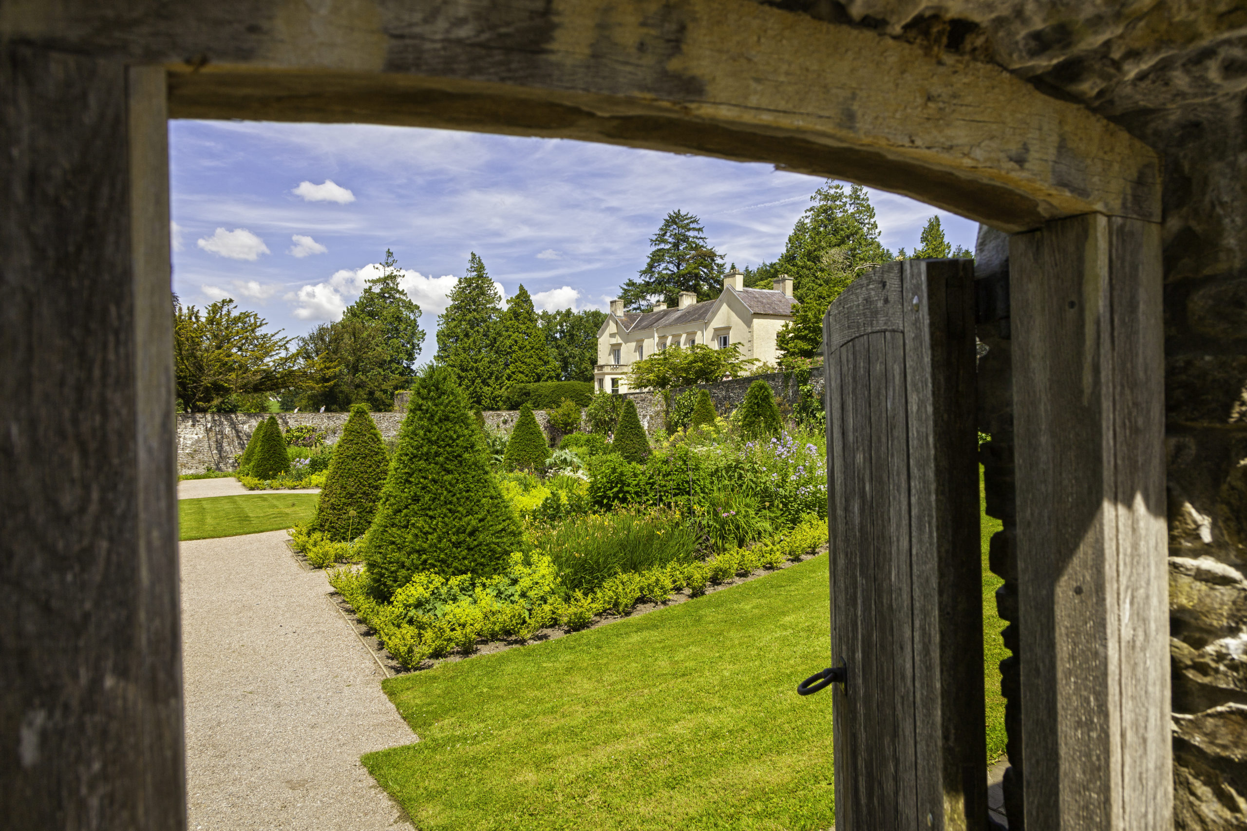 Aberglasney Garden, Reisen nach Wales