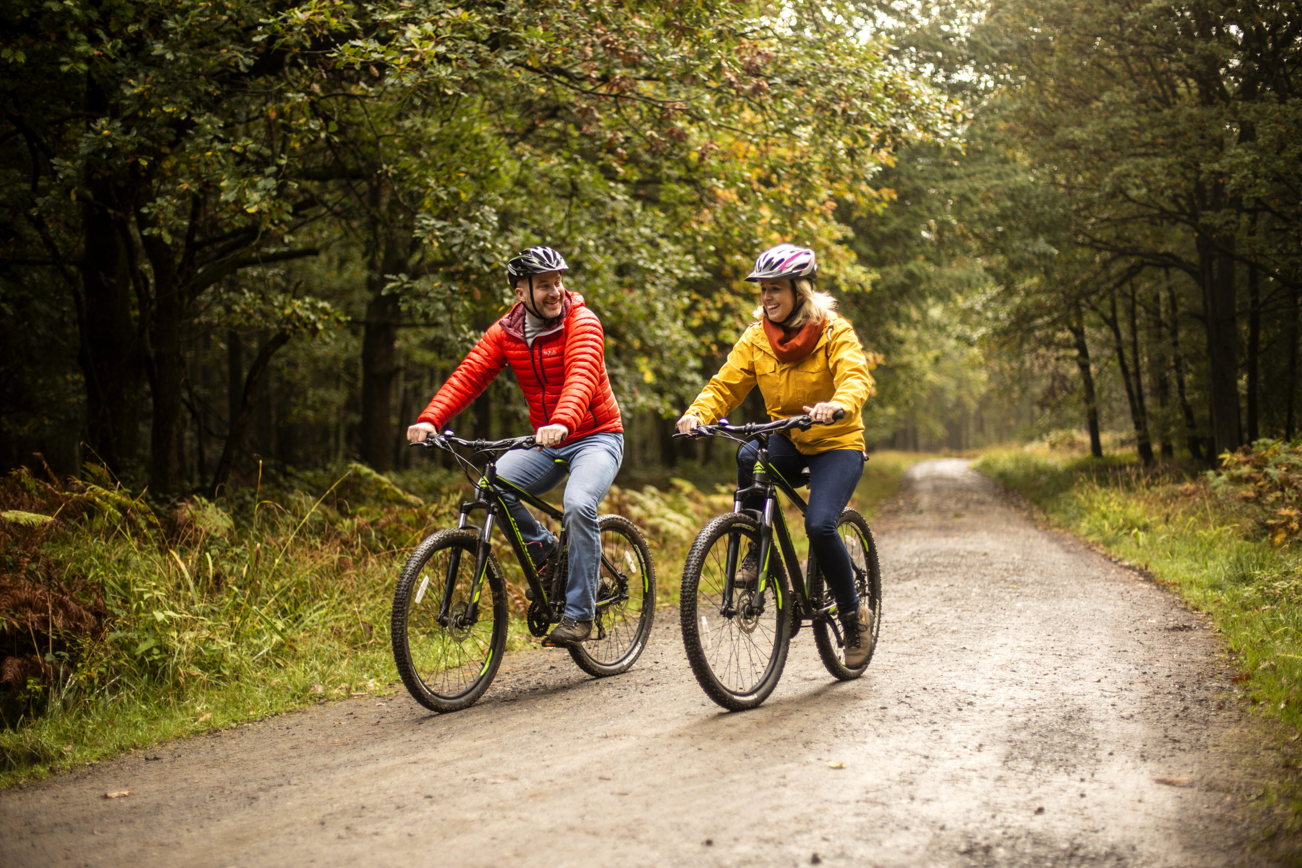 Couple cycling Radfahren England Schottland