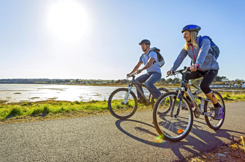 Fahrradreisen in Großbritannien Radfahrer am Meer, Urlaub in Großbritannien