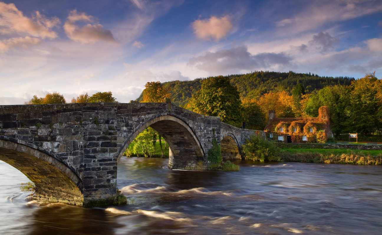 Autoreisen- Autorundreisen River Conwy in Wales Auto- Pkw- Meitwagen- Reisen Pont Fawr Wales