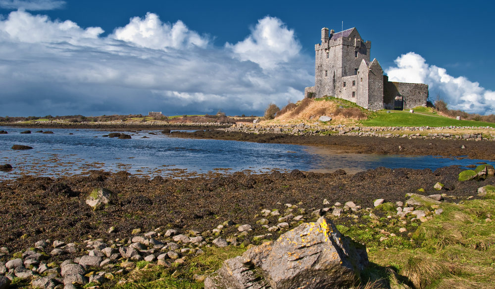 Dunguire Castle, Reisen nach Irland