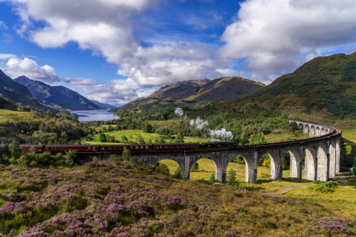 Jacobite Steam Train auf Glenfinnan Viaduct