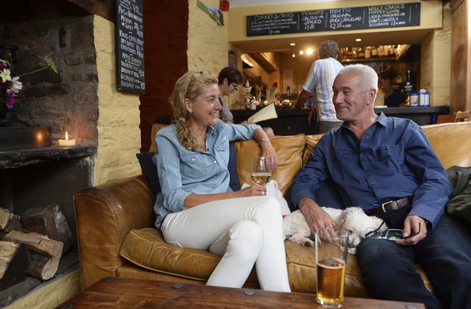 Paar im Pub in Wales