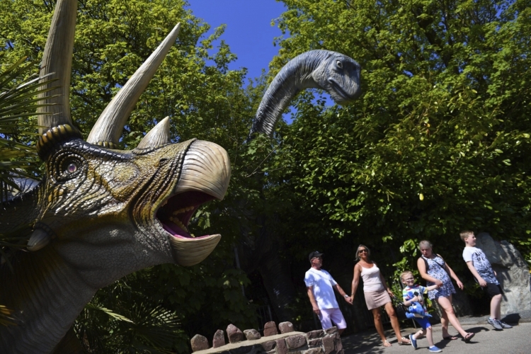 Schauhöhle mit Dinosaurierpark