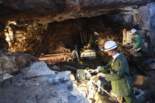 Schauhöhle mit Dinosaurierpark
