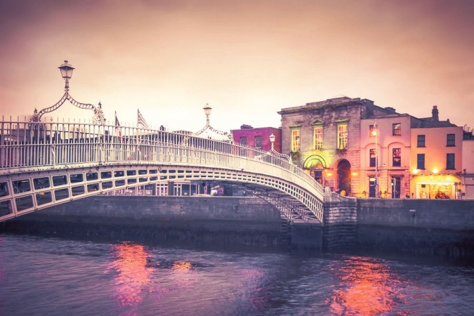 Brücke über den Fluss Liffey in Dublin bei Sonnenuntergang.