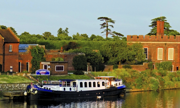 Flusskreuzfahrt auf der Themse in England