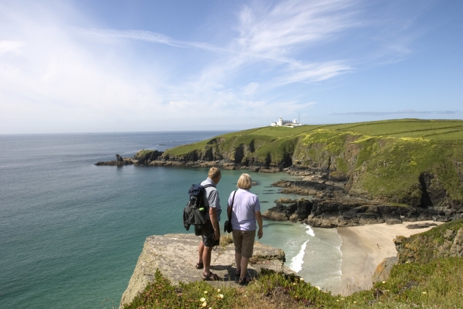 Wanderer auf Küstenweg Cornwall