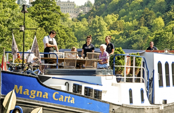 Flusskreuzfahrt auf der Themse in England